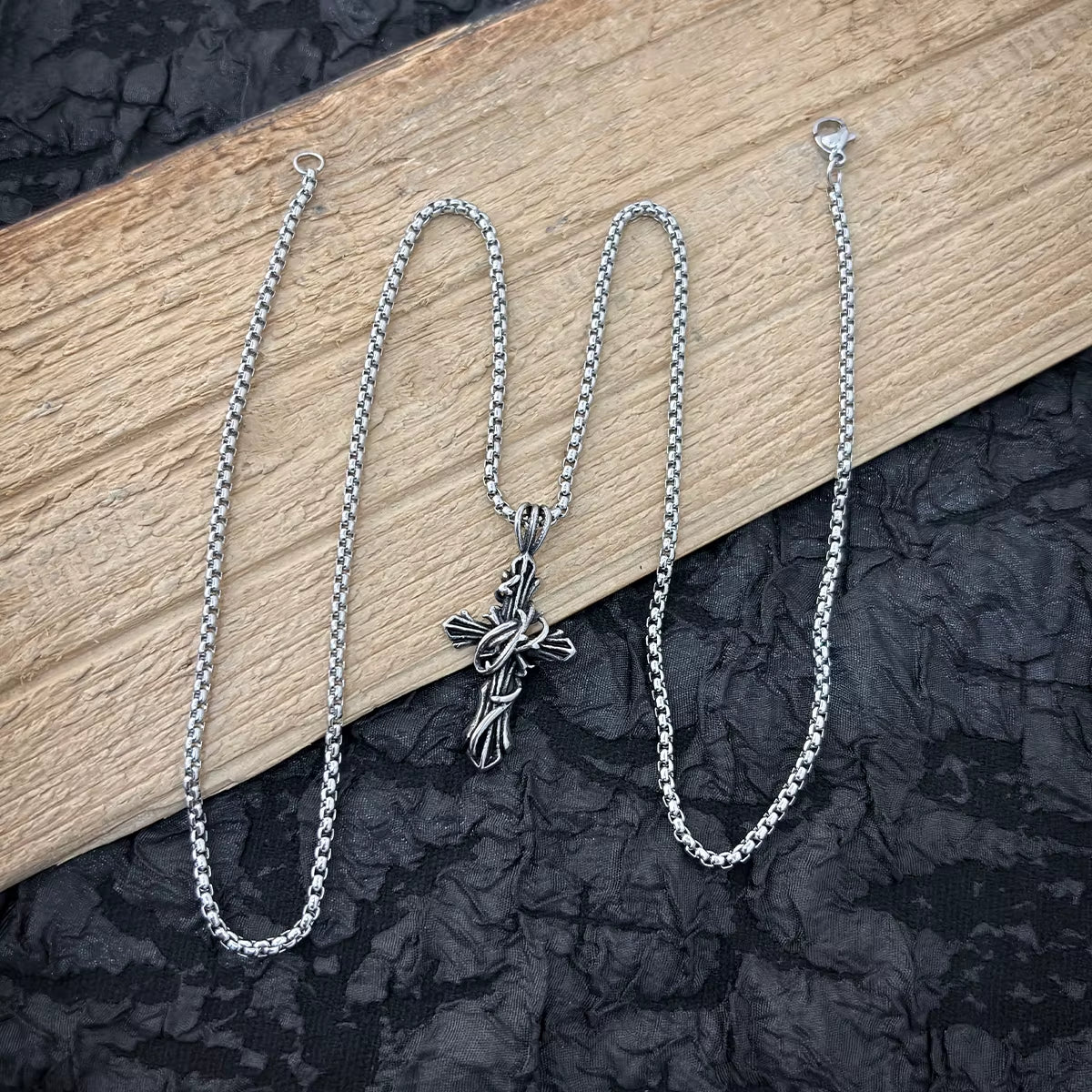 VAF Dornen-Umwickeltes Edelstahl-Kreuz Anhänger-Halskette | Vintage Gothic-Schmuck Geeignet Für Männer Und Frauen